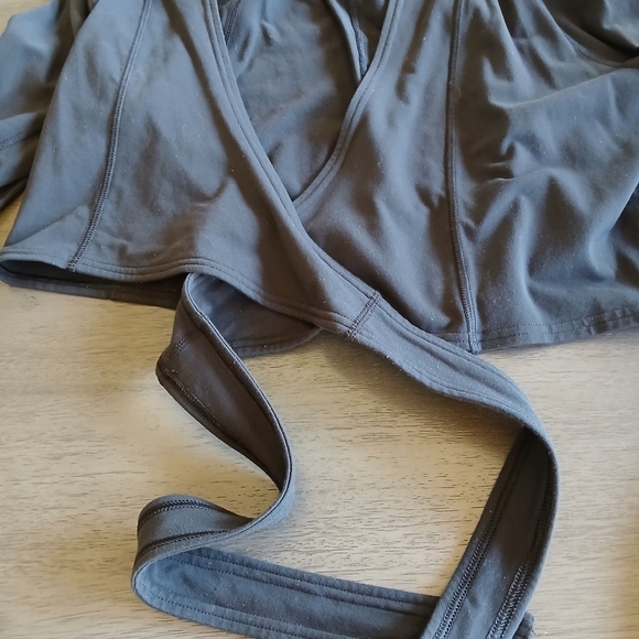 LUCY Black Wrap Top NWOT Size Xl - Picture 2 of 4